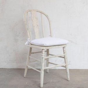 kursi kayu putih